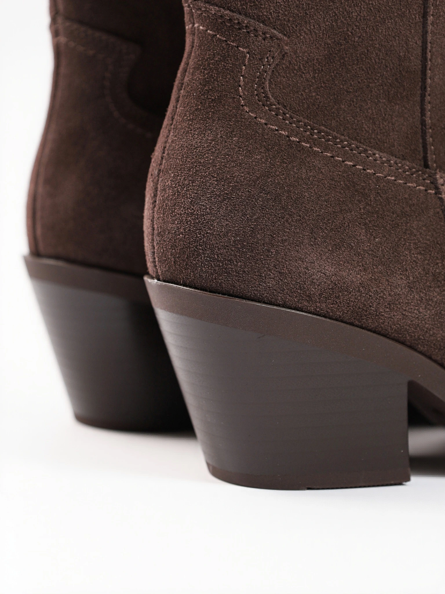 Сапоги-казаки укороченные  темно-коричневого цвета из натуральной замши